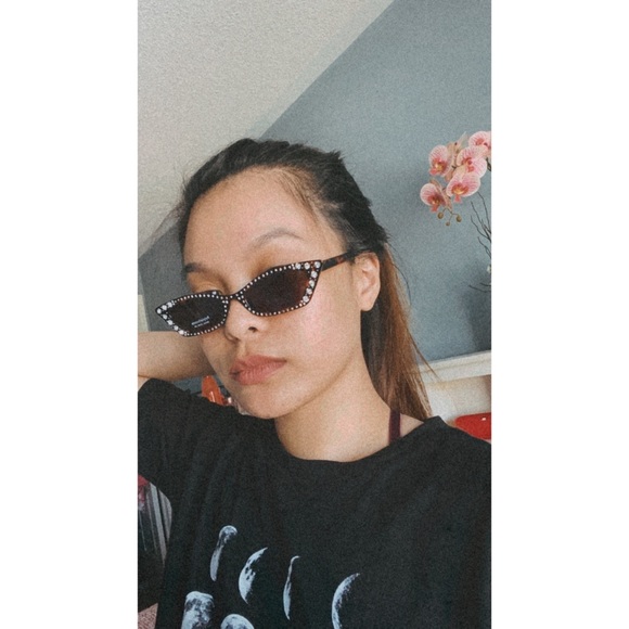 Jeweled Vintage Cat Eye Sunglass - Picture 3 of 3